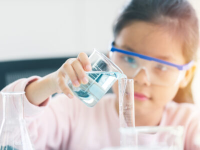 Bambina fa esperimenti scientifici con provette- Scuola primaria Anna Frank