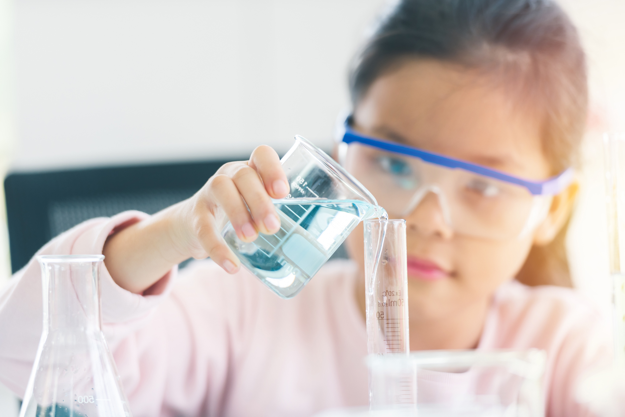 Bambina fa esperimenti scientifici con provette- Scuola primaria Anna Frank